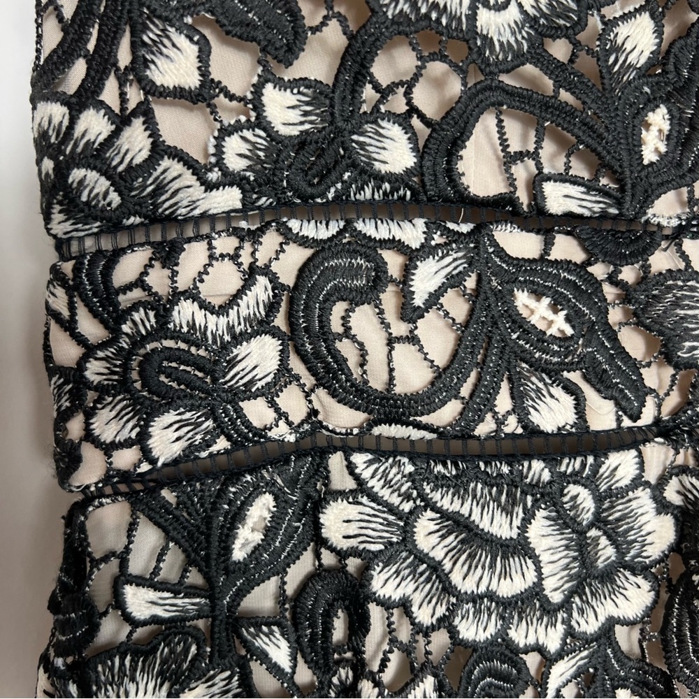 Alice + Olivia Tinsley Black Cream Floral Lace V-Neck Short Sleeve Romper 10 NEW - Picture 2 of 8
